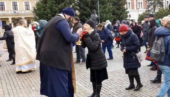 Megúszta a kolozsvári pópa, aki nem törődve a járvánnyal, egy kanállal áldoztatta a híveket
