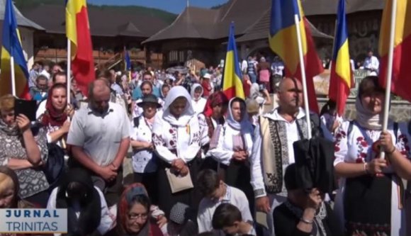Távolságtartás? Maszk? Ugyan már, ha ortodox liturgiáról van szó, az ilyen világi hívságok nem számítanak