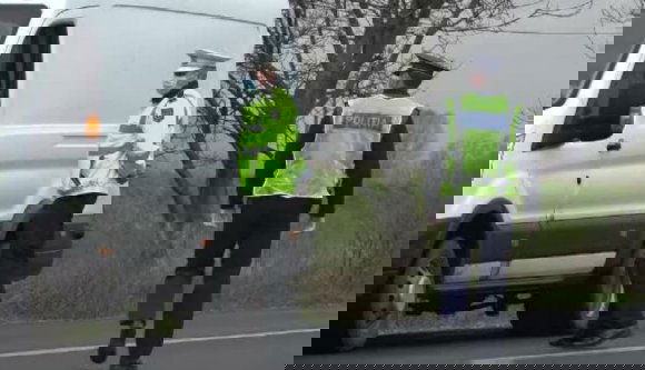 Két afgán illegális bevándorló egy kamion rakteréből hívta a rendőrséget, mivel fulladozott