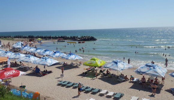 Micsoda nagylelkűség: nem kötelező a napozóágy használata a román tengerparton!