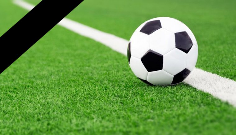 Minden egyes focimeccsen egyperces csenddel emlékeznek a koronavírus áldozataira