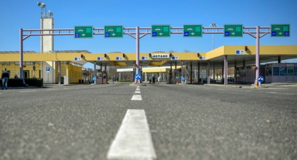 Ha átutazna Magyarországon, jó, ha tudja: ismét kötelező a korridor-használat