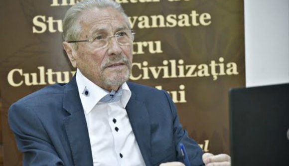 Megcsúszott a frissen felmosott padlón, csúnyán összetörte magát Emil  Constantinescu exállamfő