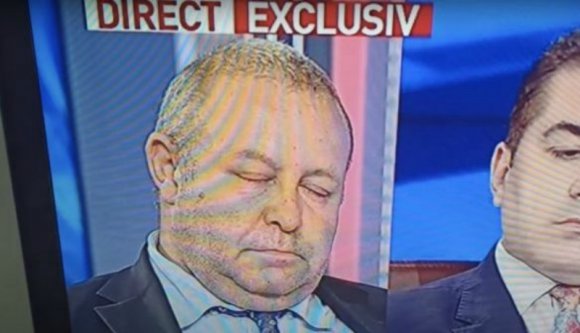 Egy tévéműsorban, élő egyenesben pihente ki a munkahelyi konyakozás fáradalmait Fenechiu szenátor (VIDEÓval)