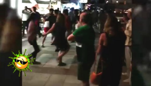 Úgy tűnik, sokaknak muszáj hórázni egy jót, ha pandémia idején a tengerparton nyaralnak (VIDEÓval)