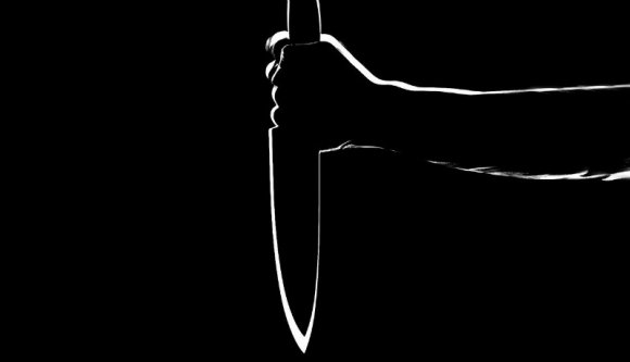 Bement egy késsel a hivatalba, és megsebesítette az alpolgármestert a dühös férfi