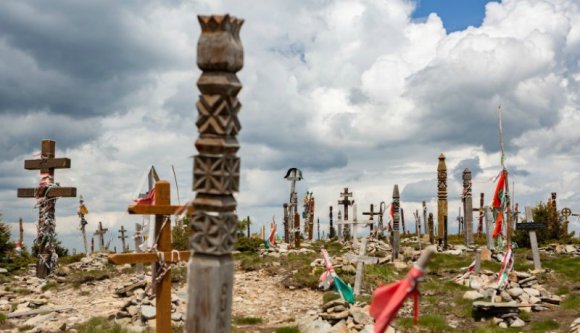 A rengeteg kereszt és kopjafa nagy részét elviszik a Madarasi Hargita csúcsáról