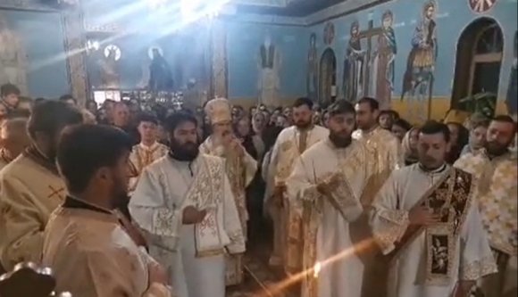 Teodosie, a rebellis ortodox érsek már megint koronázási szertartást vezetett hívek százainak