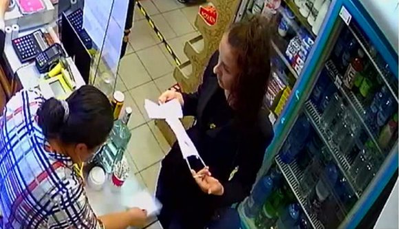 Pofonnal honorálta egy agresszív vásárló, hogy a boltos figyelmeztette: tegyen maszkot (VIDEÓval)