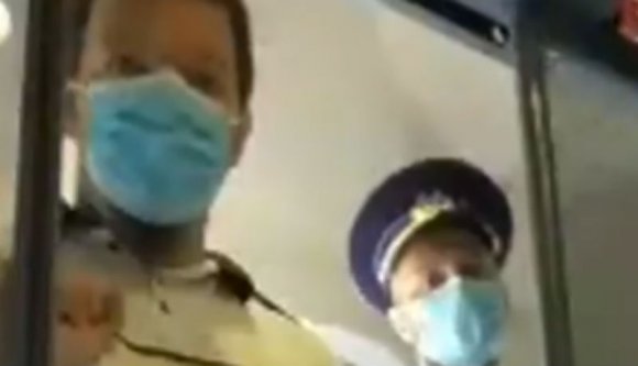 Egy nő nem volt hajlandó maszkot viselni a vonaton, mert a kormány sátánista (VIDEÓval)