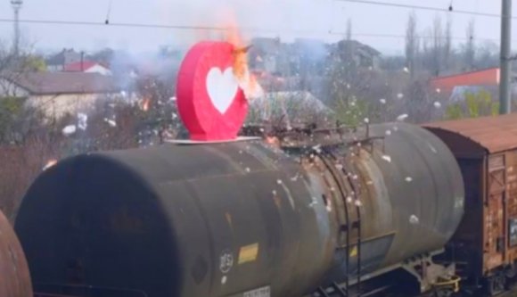 A CFR leszoktatná végre a fiatalokat arról, hogy vonatra mászva szelfizgessenek (VIDEÓval)