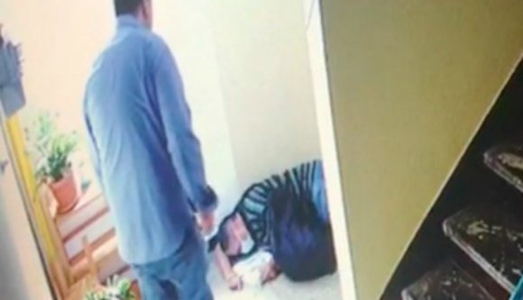 Bepöccent, amikor kézhez kapta a fizetési felszólítást, a nyugdíjas kézbesítőn töltötte ki a dühét (VIDEÓval)