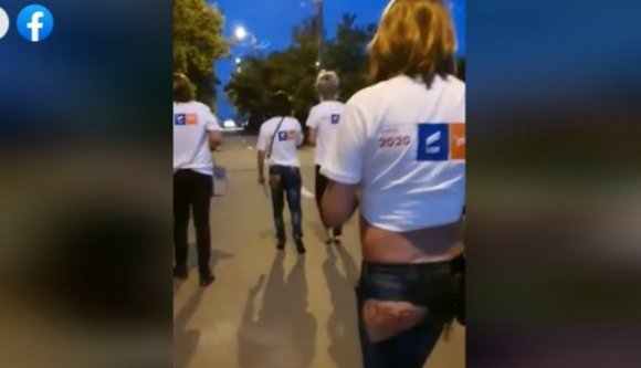 Homoszexuálisnak beállított parókás férfiak kampányolnak az USR-PLUS-nak, csakhogy nem a párt megbízásából