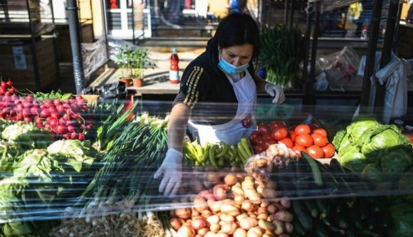 A kormány mégsem nyomorítja meg teljesen a kistermelőket, a szupermarketek tömegnyomorra készülnek