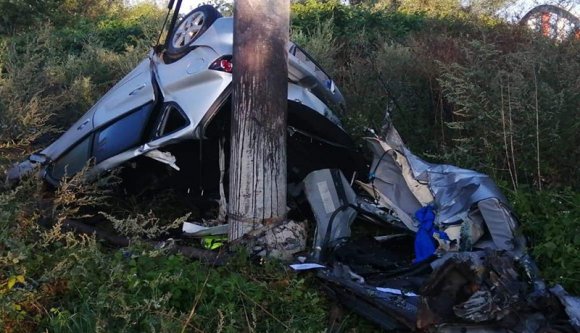 A sofőr meghalt, az autó motorja harminc méterre repült