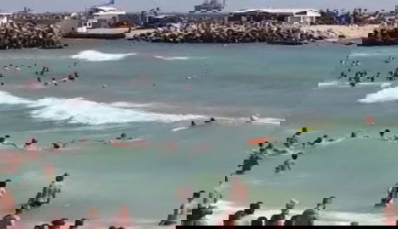 Élőlánccal mentettek ki a hullámok közül egy részeg turistát és három vízimentőt (VIDEÓval)