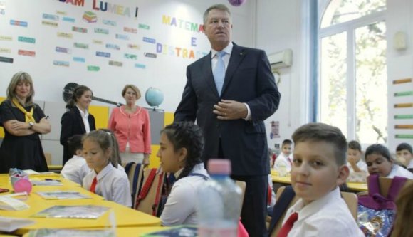 Iohannis már az iskolakezdés után minivakációra küldené a diákokat