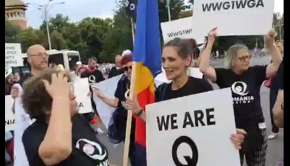 Vajon mit keres Romániában, és miért egyre népszerűbb a vírustagadó trumpisták hálózata?