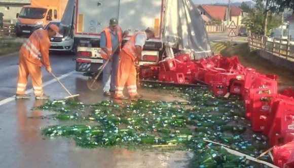 Szörnyű veszteség: annyi sört potyogtatott el egy kamion, hogy vélhetően még az aszfalt is berúgott