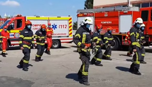 Rendesen kilengett a cukiságmérő a Temes megyei katasztrófavédelmisek tánclépéseitől (VIDEÓval)