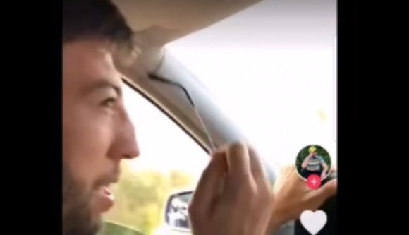 Így vitézkedik a volánnál egy súlyos látási problémákkal küzdő fiatalember, jogsi nélkül (VIDEÓval)