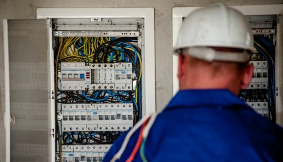 A szakiskolák végzősei sokkal jobb fizetéssel tudnak elhelyezkedni, mint az egyetemi könyvmolyok