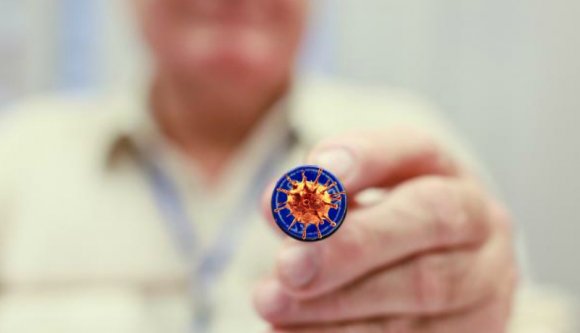 A koronavírusnak máris elege lett a kampánycirkuszból: rátámadt a választási hatóságokra