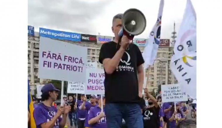 Pár vírustagadónak nem volt jobb dolga hétfőn, utcára vonult tüntetni a maszkviselés ellen (VIDEÓval)