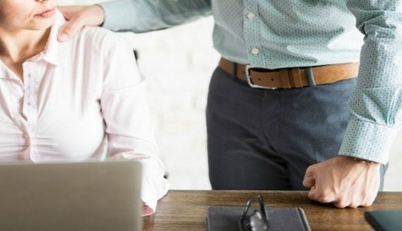 Szexuális zaklatással vádolnak egy húsz évig igazgatói tisztséget betöltő férfit Sepsiszentgyörgyön