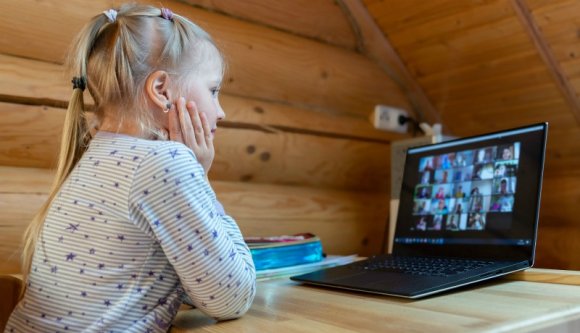 Mit csinálnak a diákok, ha unják az online oktatást? Virtuális bandákba tömörülve lehetetlenítenek el tanórákat