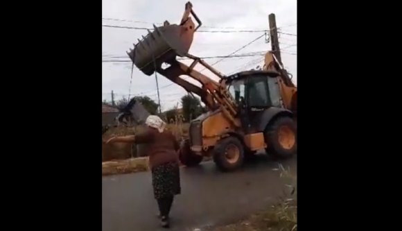 Buldózerrel állt bosszút egy polgármester azokon, akik ellene kampányoltak (VIDEÓval)