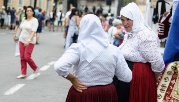 Egy torz tükörben látja magát az erdélyi magyarság, és elhiszi, hogy az a valóság – Egy friss felmérés tanulságai