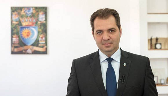 Vasárnap újraválasztották polgármesterré, keddre koronás lett Antal Árpád