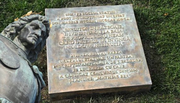 Az igazságszolgáltatást már nem érdekli, ki tette ki a magyarokat sértő táblát a Mátyás-szobor elé