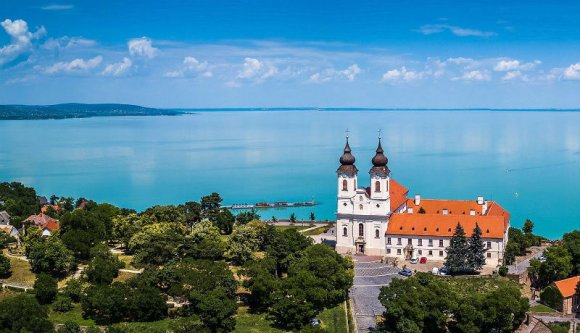 Román turisták: a Balaton egy gyöngyszem, a román tengerpart szemetes, zajos posvány