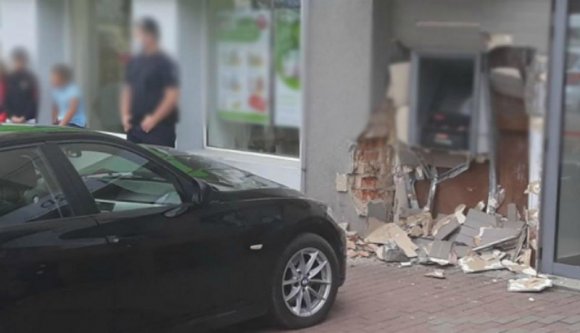 A fék helyett  véletlenül a gázpedálra taposott, felhajtott a járdára, majdnem rémálom lett a vége