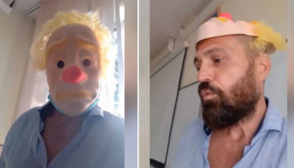 Bohócálarcban, óra közben szervezett az iskolai maszkviselés elleni tiltakozást egy váradi tanár