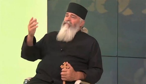 Egy népszerű ortodox pap pálinkát javasolt koronavírus ellen. Aztán pozitív lett a tesztje