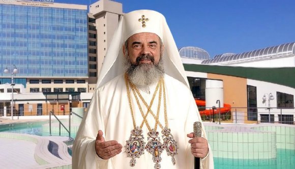 És Daniel pátriárka kijött a félixfürdői luxusszállodából, aztán tartotta a markát a pénzecskéért