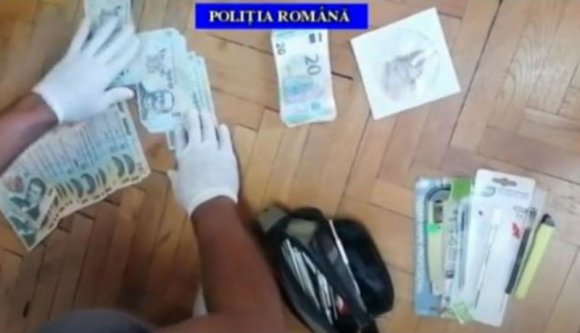 Pofátlanság kimaxolva: filctollal felturbózott hamis pénzzel próbáltak menőzni egy banda tagjai