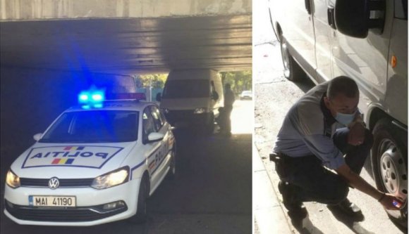Ez a sofőr se gondolta, mikor elindult, hogy pont a rendőrök fogják leereszteni az abroncsait...