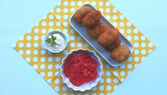 Tökös vöröslencse-krémleves sajtos, diós csirkemellroláddal