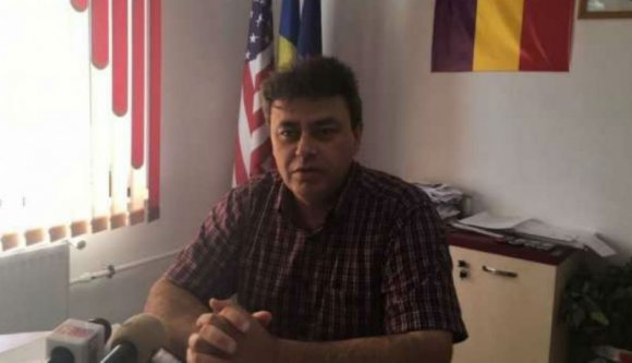 Van egy település, ahol egy halott a legesélyesebb polgármester-jelölt, és ez tökéletesen megfelel a két legnagyobb pártnak