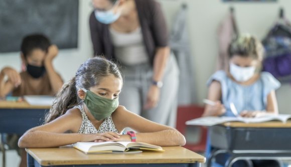 Az iskolakezdés óta jócskán megugrott a 19 éves kor alattiak körében a koronafertőzés aránya