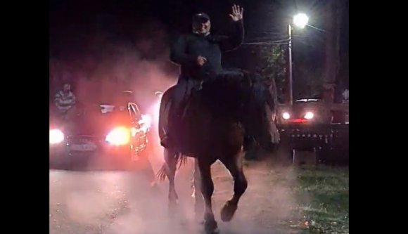 Balkáni idill: lóháton, autók kíséretében vonult végig a községen a győztes polgármester (VIDEÓval)