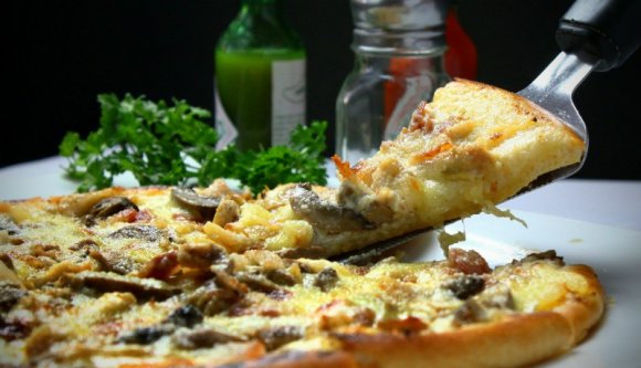 A bíróság szerint teljesen normális, ha egy gombás pizzán kukac-feltét is van