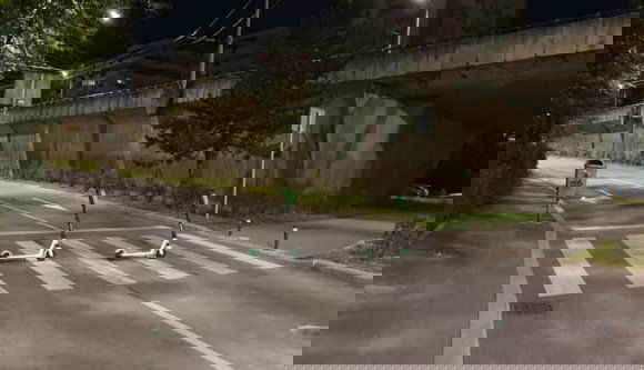 Piaci rés: Kolozsvár kiterjeszti a parkolási büntetéseket a szanaszét hagyott bérelhető rollerekre is