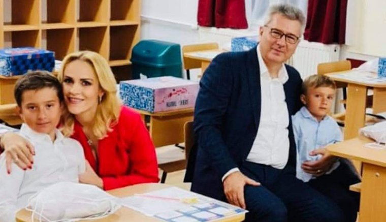 Ha minden szülő tahó politikus lenne, bemehetne az iskolába feszíteni és fotózkodni. Maszk nélkül!