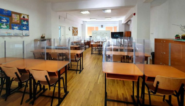 Nem irigyeljük a diákokat: ennyi ideig tart majd egy óra a koronavírus miatt