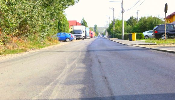 Nem tudják eldönteni, kié az utca, ezért leaszfaltozták a felét. Hosszában!